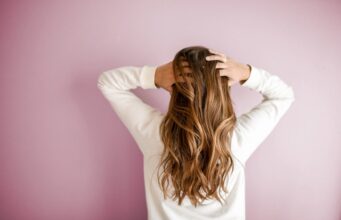 Les erreurs courantes à éviter pour préserver la beauté de vos cheveux