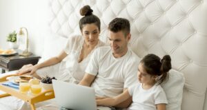 Les meilleures séries sur la famille Young familly on the bed