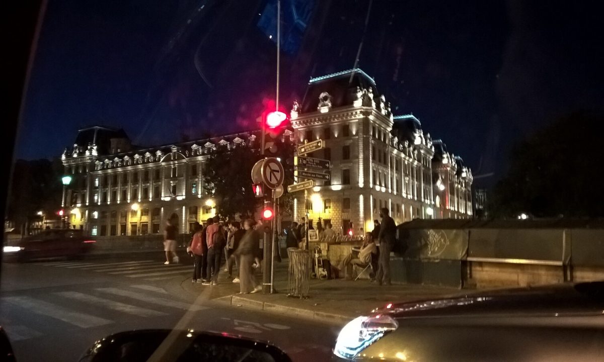 Bâtiment de la préfecture de police de Paris éclairé la nuit