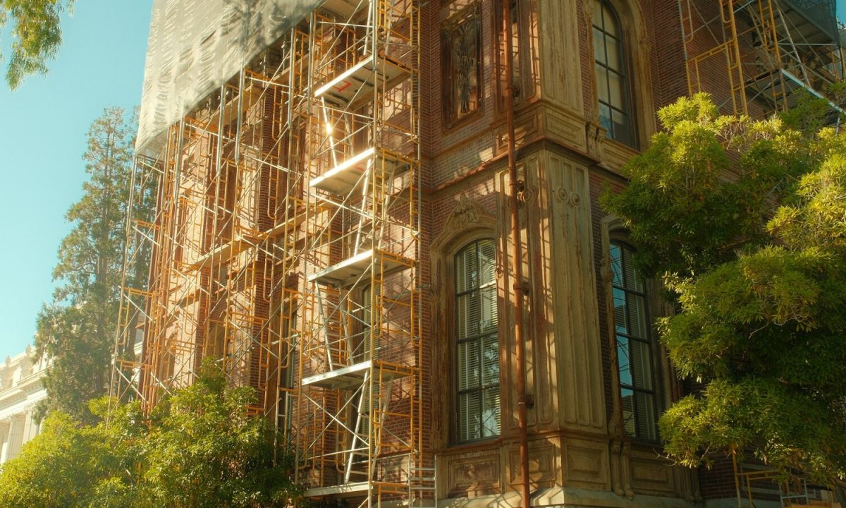Bâtiment historique en cours de réhabilitation avec des échafaudages
