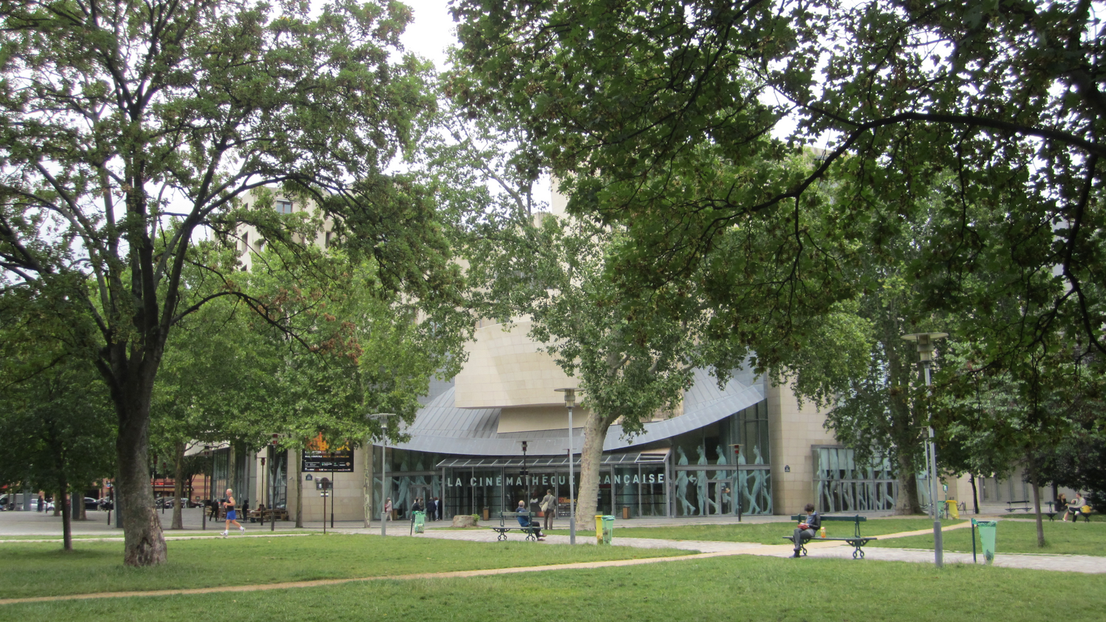Façade du bâtiment de la Cinémathèque française à Paris