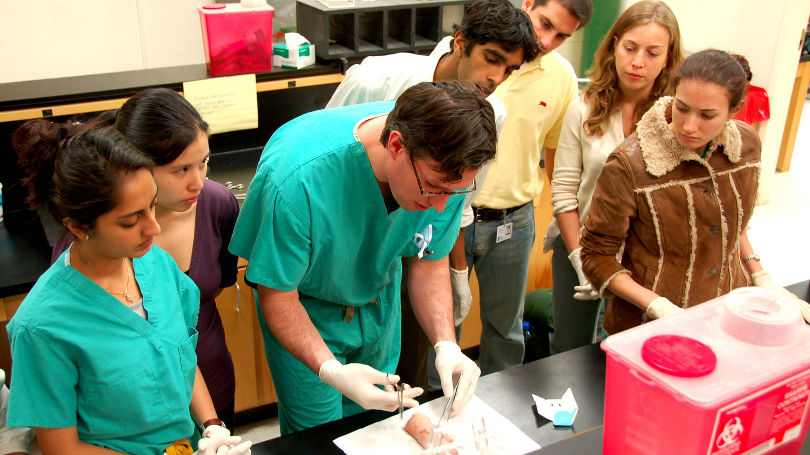 Étudiants en médecine apprenant à réaliser des points de suture