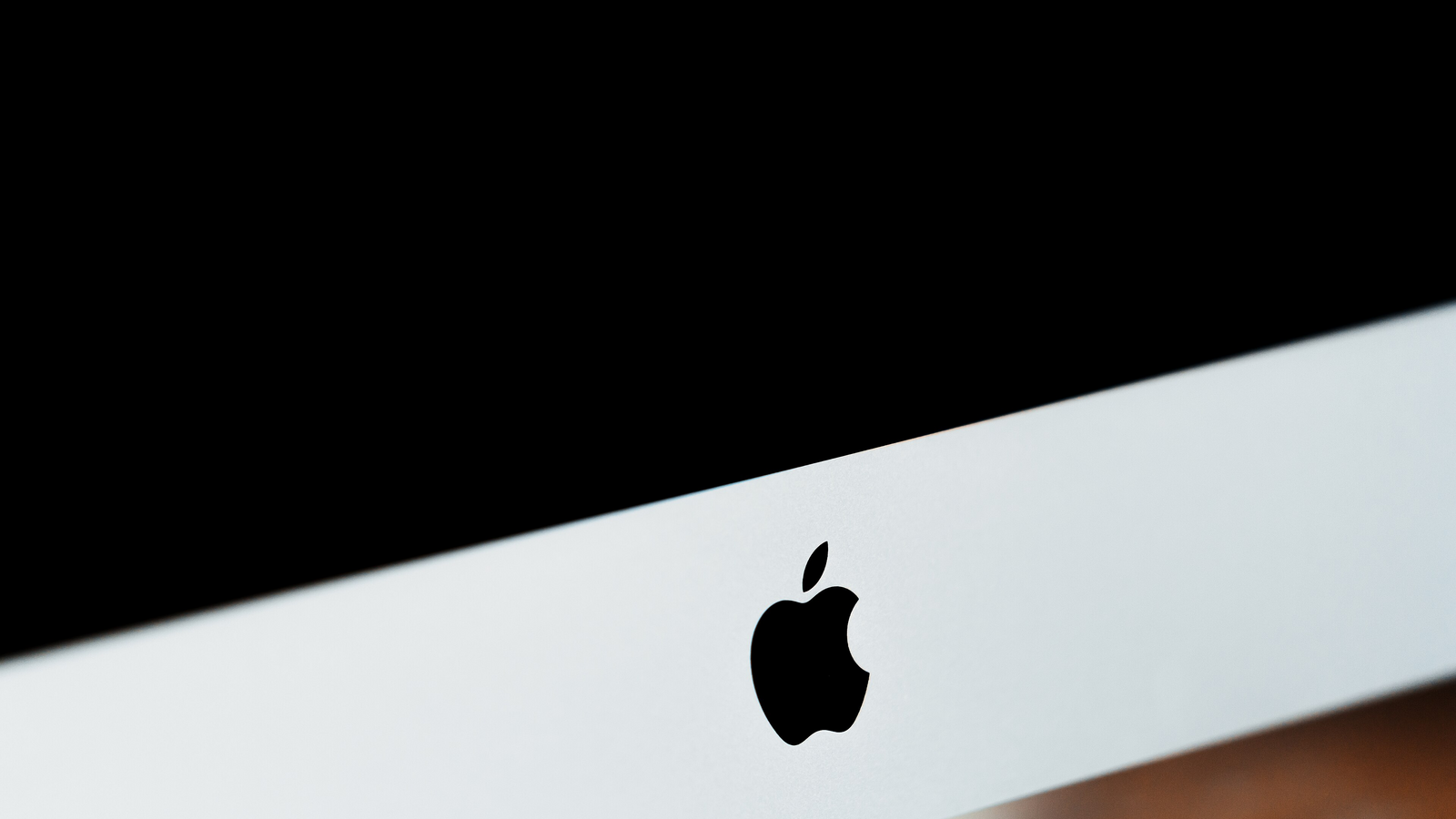 Ordinateur Apple iMac posé sur un bureau