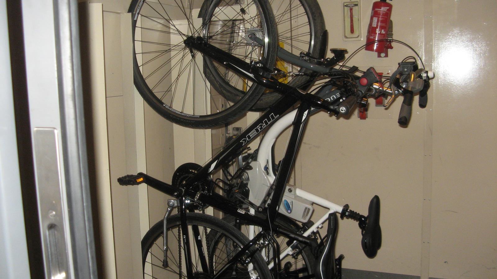 Deux vélos rangés dans un espace dédié à bord d’un TGV