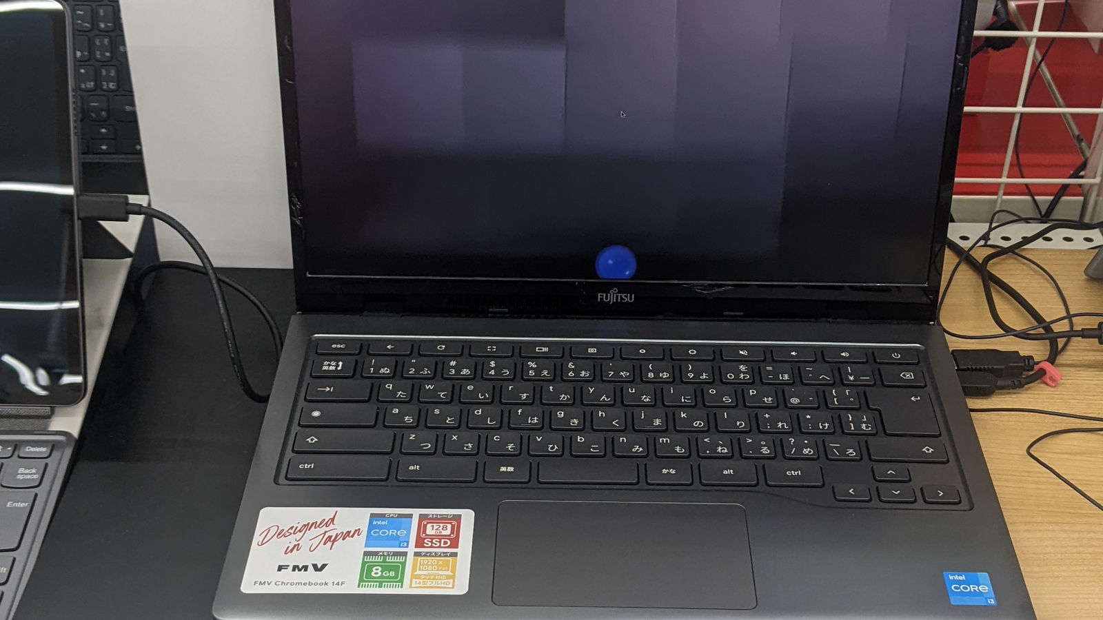 Ordinateur Chromebook ouvert sur un bureau